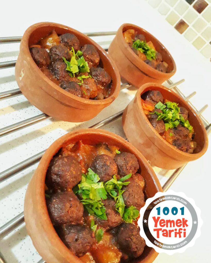 Fırında Güveçte Sebzeli Köfte Yemeği