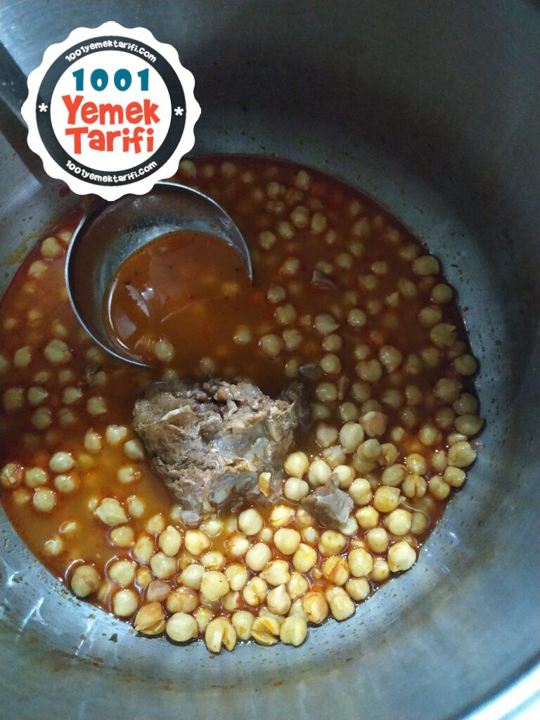 Kırmızı etli nohut yemeği