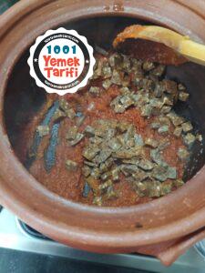 Güveçte Sucuklu Kuru Fasulye Tarifi