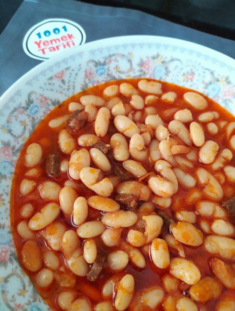 Güveçte Nefis Sucuklu Kuru Fasulye Tarifi