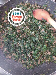 Kıymalı Ispanaklı Börek Tarifi