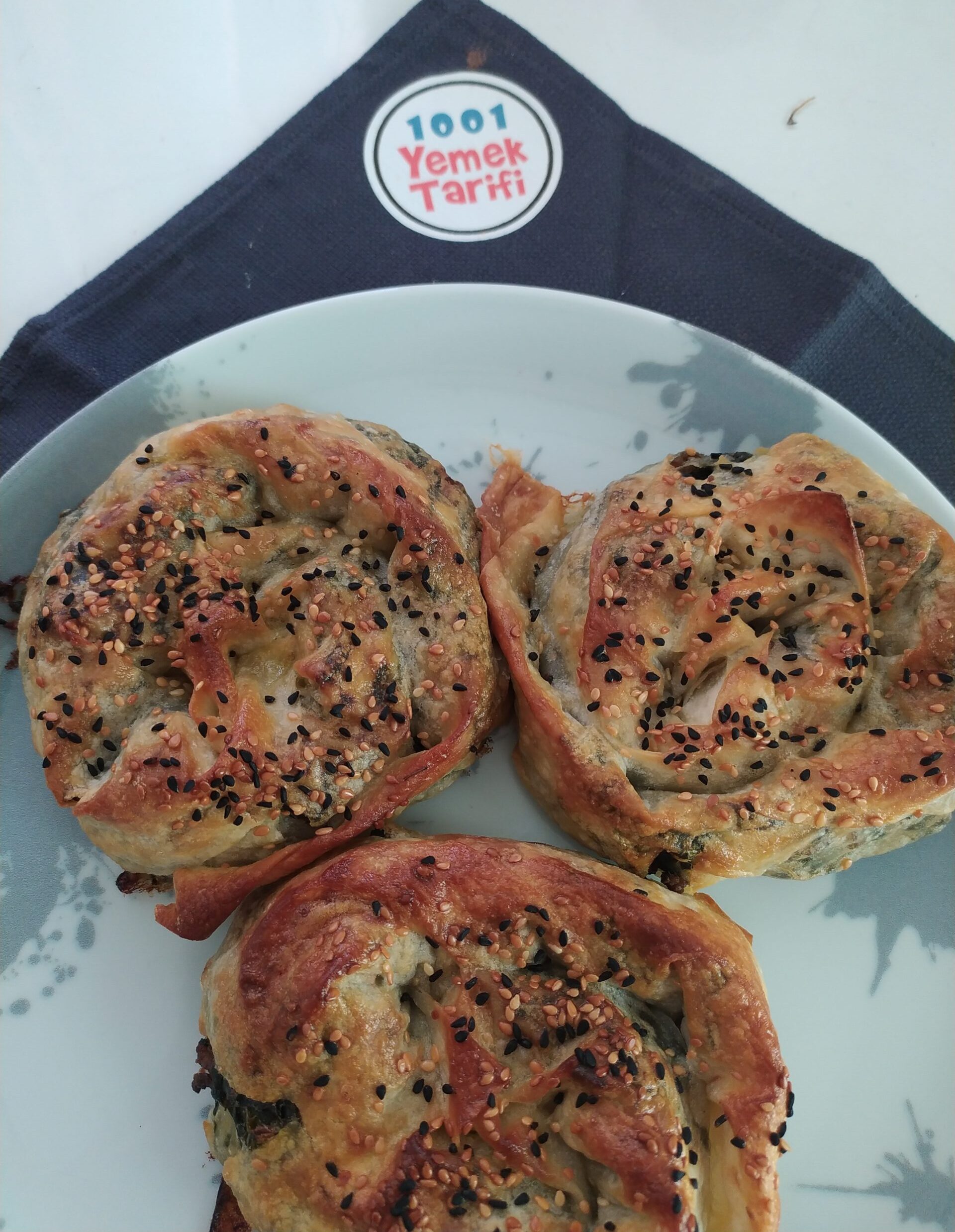 Kıymalı Ispanaklı Börek Nasıl Yapılır