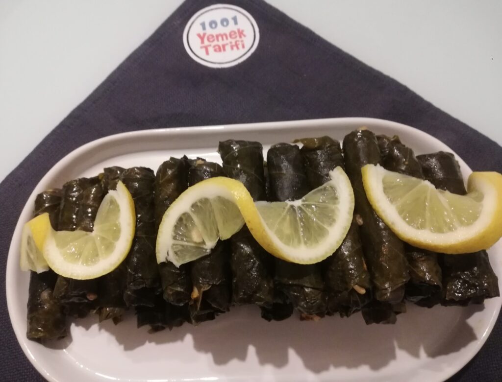 Kıymalı Yaprak Sarması tarifi