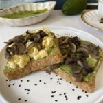 Ekmek üzeri Avokadolu yumurtalı ve mantar