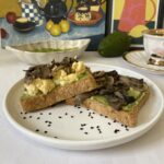 Ekmek üzeri Avokadolu yumurtalı ve mantar