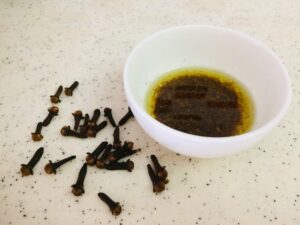 karanfil-yagi-tarifi-faydalari-dis-cikaran-cocuklara-nasil-yapilir