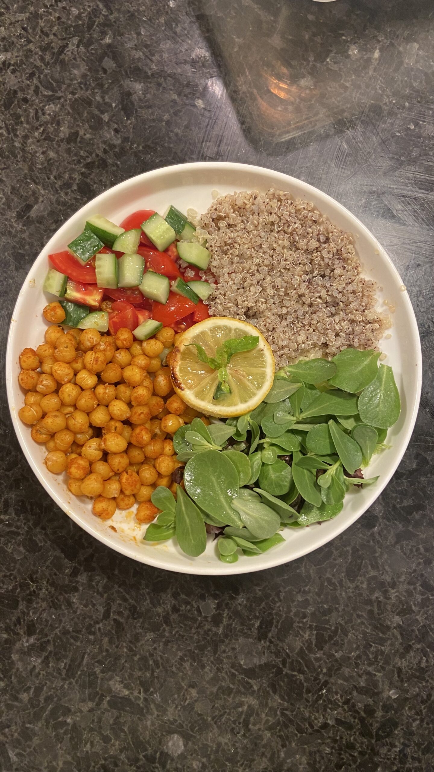 Kinoalı Nohutlu Salata Tarifi