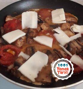 Kaşarlı mantarlı menemen tarifi
