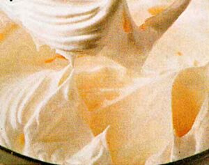 Kremali-Pasta-Tarifi-Nefis-Kolay-ve-Ev-Yapimi-Pasta-Nasil-Yapilir-yas-pasta-yapimi-kremasi-1001yemektarifi-1