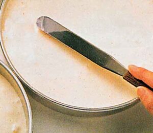 Kremali-Pasta-Tarifi-Nefis-Kolay-ve-Ev-Yapimi-Pasta-Nasil-Yapilir-yas-pasta-yapimi-kremasi-1001yemektarifi-2