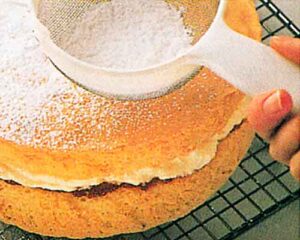 Kremali-Pasta-Tarifi-Nefis-Kolay-ve-Ev-Yapimi-Pasta-Nasil-Yapilir-yas-pasta-yapimi-kremasi-1001yemektarifi-2