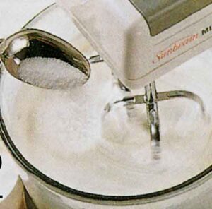 Muffin-Tarifi-Nefis-cilekli-Muffin-Kek-Tarifleri-kac-kalori-kolay-ev-yapimi-nasil-yapilir-1001yemektarifi1