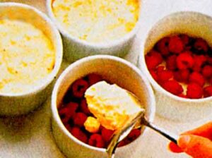 Nefis-Frambuazli-Sufle-Tarifi-kirmizi-Meyveli-Sufle-yspimi-kac-kalori-videolu-kolay-pratik-ev-yapimi-tarifleri-3