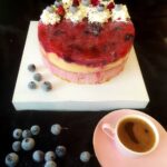 Orman-Meyveli-Vanilyali-Pasta-Tarifi-nasil-yapilir-kac-kalori-nefis-kolay-puf-noktalari-1001yemektarifi