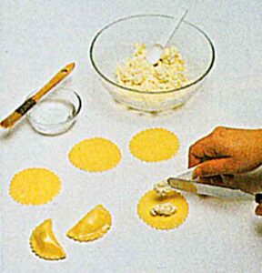 Peynirli-Pogaca-Tarifi-Nefis-Kolay-Mayasiz-Pogaca-Yapimi-nasil-yapilir-kac-kalori-4