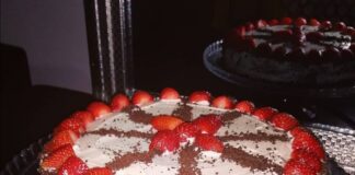 kolay-cilekli-yas-pasta-tarifi-ev yapimi-nefis-1001yemektarifi-kac kalori