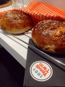 Tombik hamburger ekmeği ve soslu tavuk burger tarifi