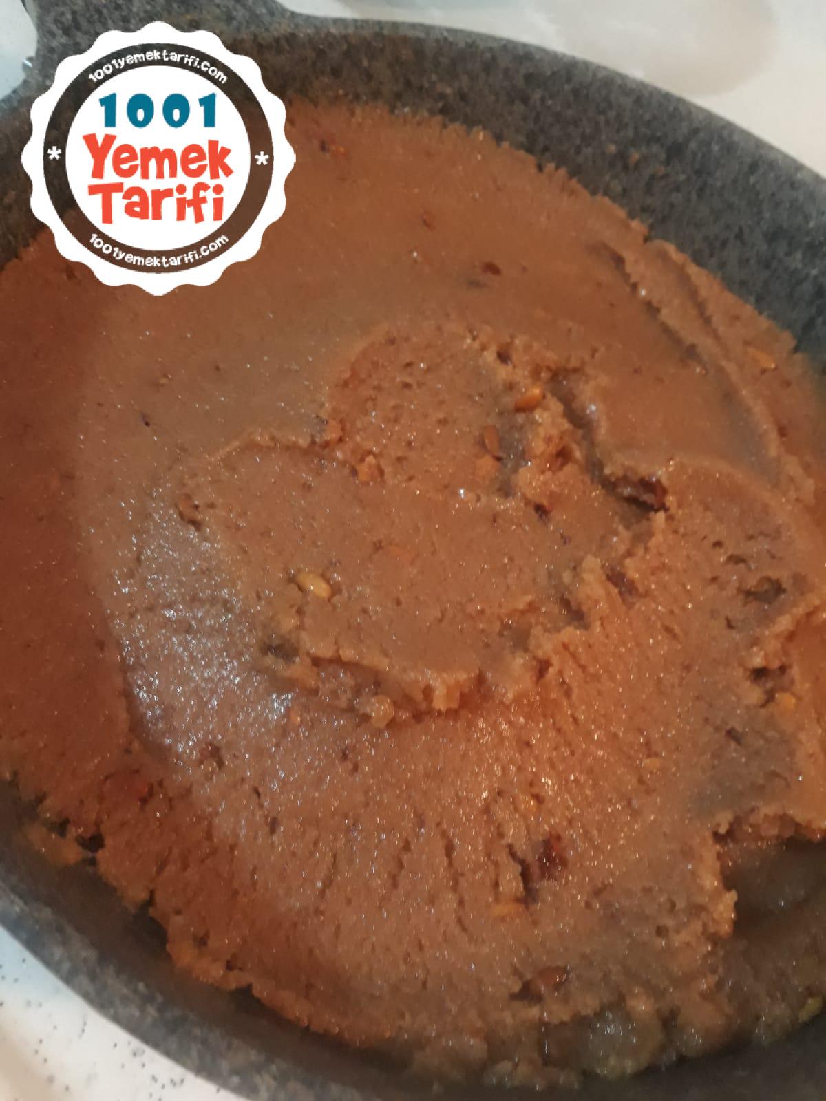 Unlu irmik helvası
