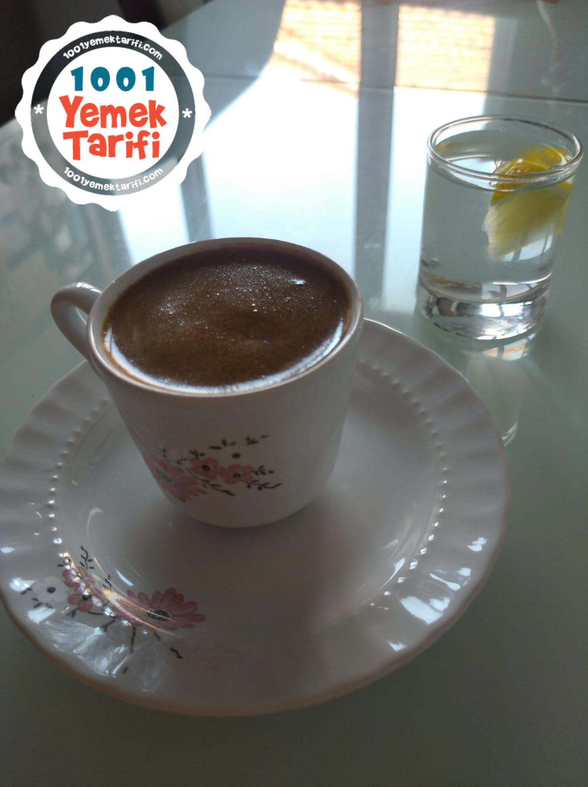 Bol köpüklü Türk kahvesi