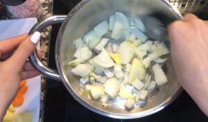 Zerdecalli-Mercimek-corbasi-Tarifi-nasil-yapilir-kac-kalori-yapim asamalari