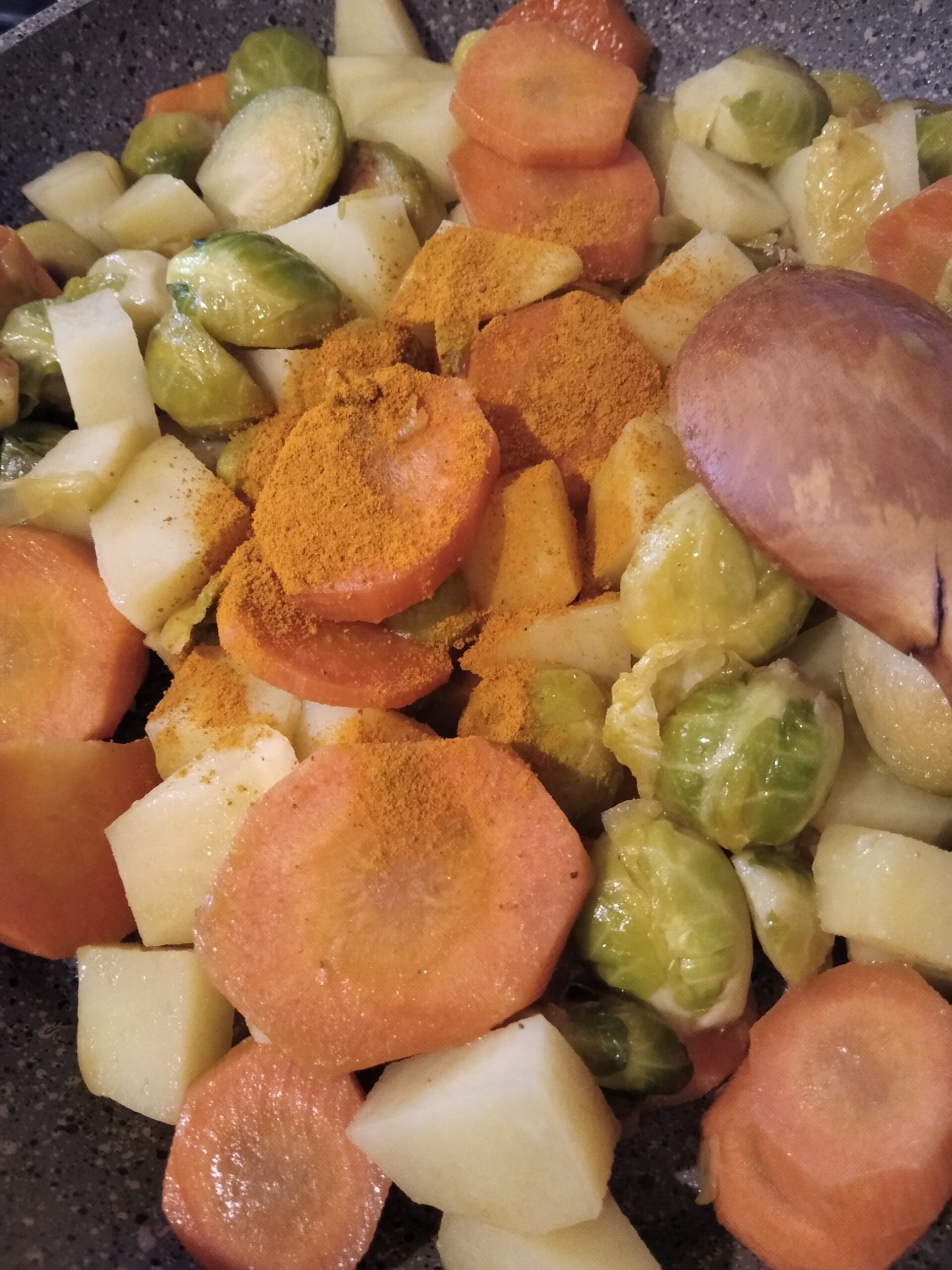 Fırında Beşamel Soslu Brüksel Lahanası, Patates ve Havuç Yemeği