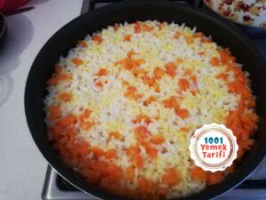 havuçlu pirinç pilavı tarifi-taneli pirinç pilavı nasıl yapılır-püf noktası-yapımı-kaç kalori