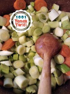 Zeytinyağlı Pırasa Yemeği Tarifi