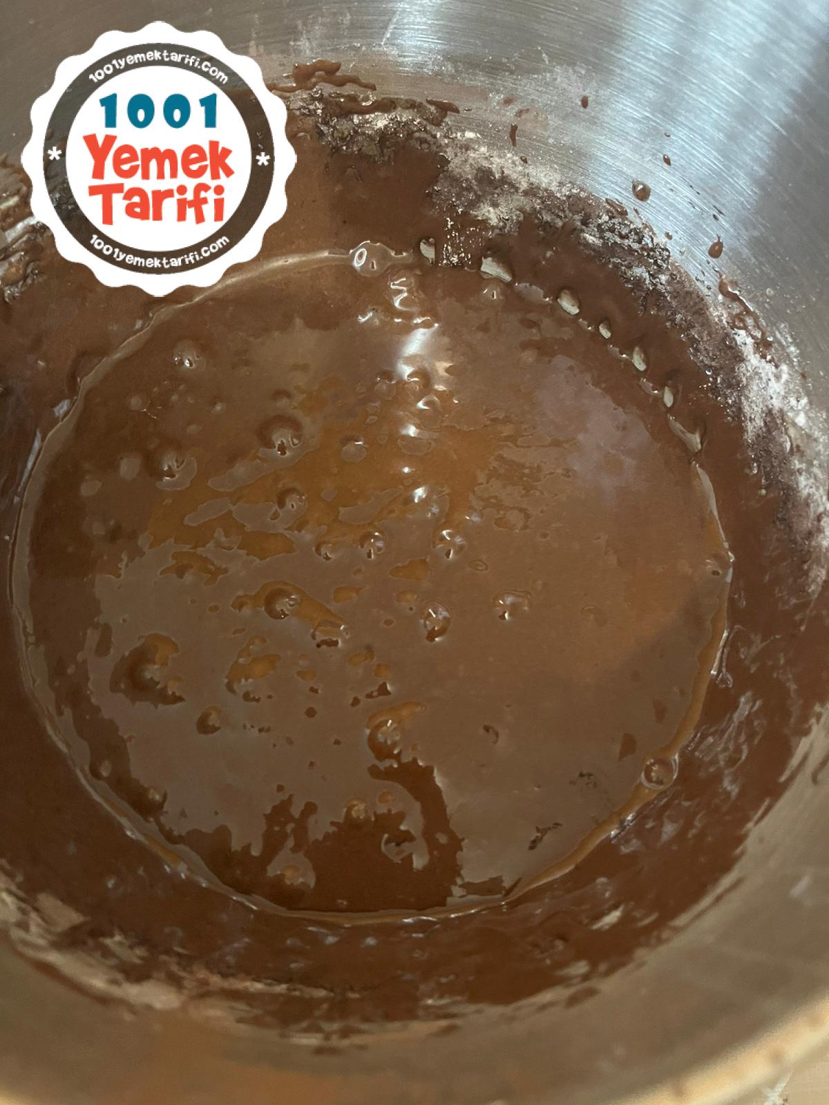 ve yağlanmış kek kalıbına boşaltalım.