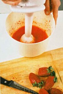 cilekli-Rulo-Pasta-Tarifi-Nasil-Yapilir-kac-kalori-cilekli-yas-pasta-yapimi-yapilisi-nefis-keki-yapma-resimli-fotografli