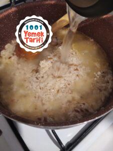 Şehriyeli ve Bezelyeli Pirinç Pilavı Tarifi