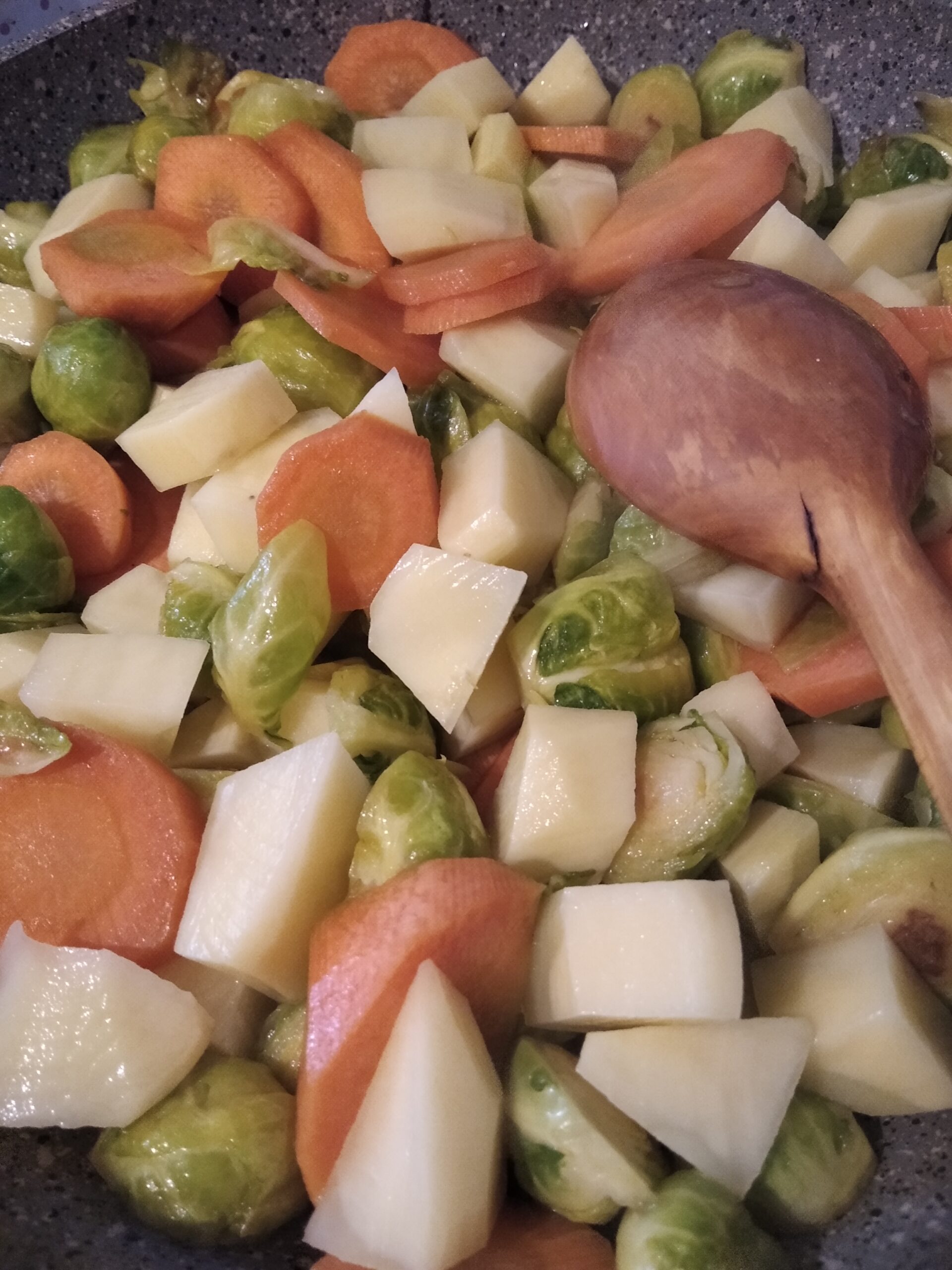 Fırında Beşamel Soslu Brüksel Lahanası, Patates ve Havuç Yemeği
