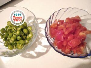 Domatesleri ve biberleri doğrayıp kenara alalım.