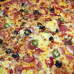 evde-kolay-pizza-yapimi-karisik-pizza-nasil-yapilir-tarifi-kac-kalori-1001yemektarifi