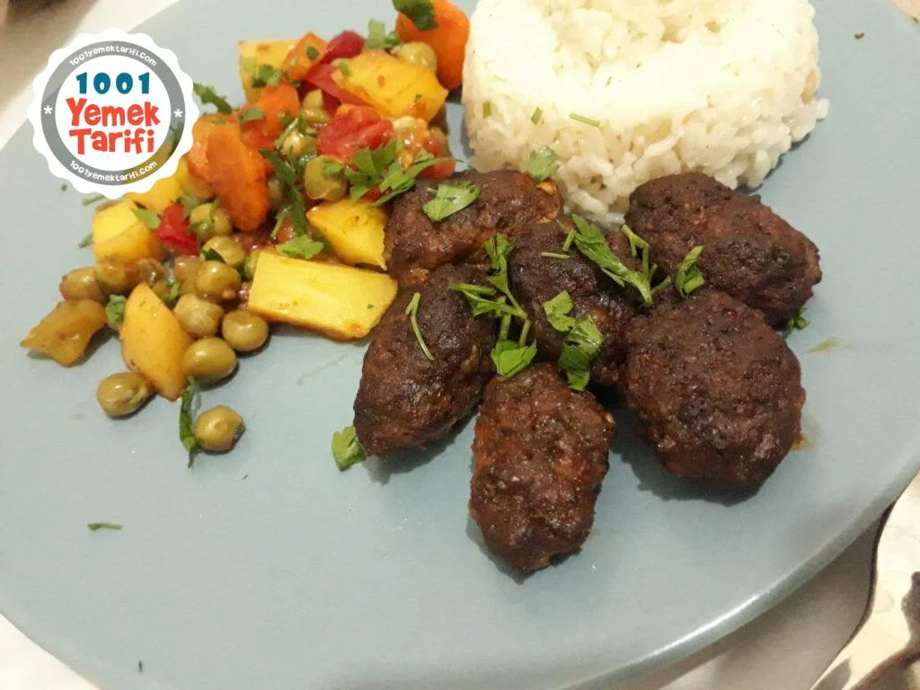Fırında Garnitürlü Köfte Yemeği
