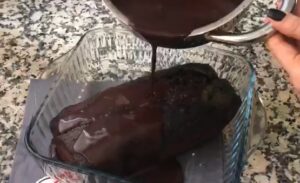 ıslak kek sosunu döküyoruz