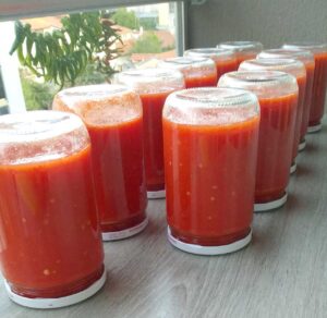 kislik-Domates-Konservesi-Nasil-yapilir-kac-kalori-nefis-kolay-yemeklik-menemenlik-domates-konservesi-tarifi-yapimi-1001yemektarifi-2