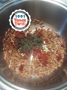 Kıymalı Arpa Şehriye Çorbası