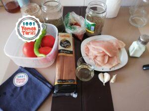 Domates Soslu Tavuklu Spagetti