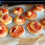 pizza-pogaca-tarifi-pogaca-pizza-nasil-yapilir-sucuklu-pogaca-yapimi-kac-kalori-1001yemektarifi