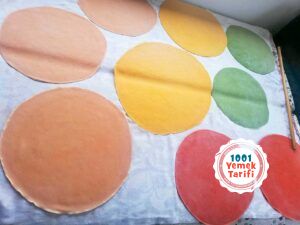 renkli eriste tarifi-renkli makarna tarifi yapimi nasil yapilir sebzeli makarna yufkasi-1001yemektarifi