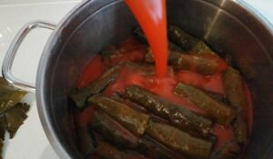 kolay sarma yapımı salça Soslu Yaprak Sarması Tarifi nasıl yapılır