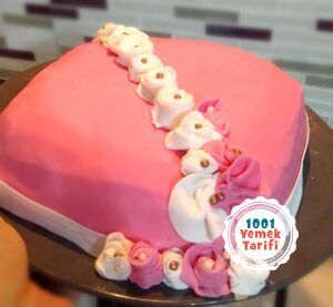 seker-hamuru-pasta-tarifi-seker-hamurlu-pasta-yapimi-kac-kalori-kolay-puf-noktasi-1001yemektarifi