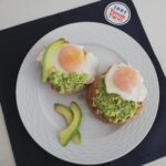 Avokado soslu yumurtalı sağlıklı kahvaltı tarifi