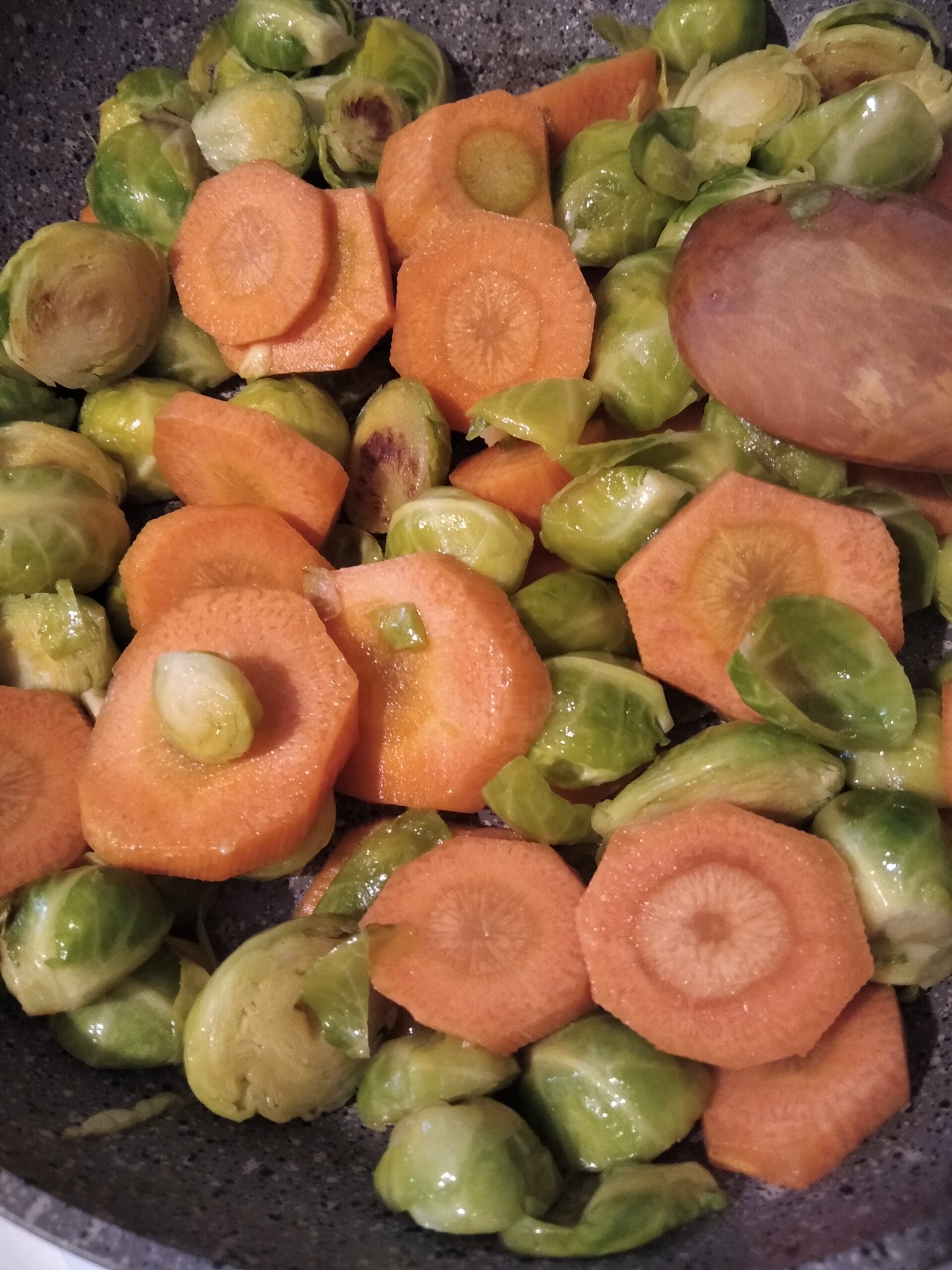 Fırında Beşamel Soslu Brüksel Lahanası, Patates ve Havuç Yemeği