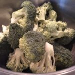 yıkanmış brokoliler tencereye alınır